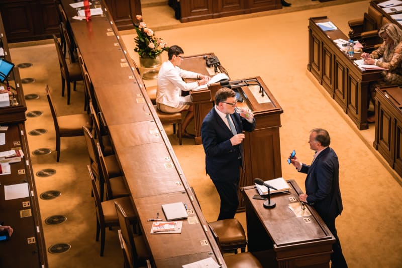 Mimořádná schůze Sněmovny, 12. 7. 2023. Úvodního slova se ujal ministr financí Zbyněk Stanjura (ODS).