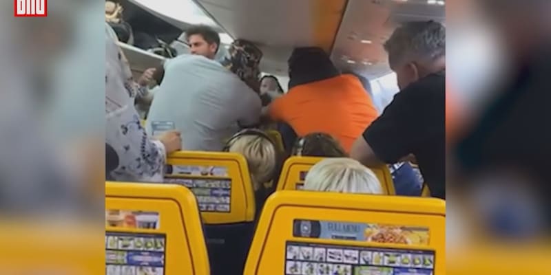 Pěstní souboj kvůli sedadlu u okna. Konfliktů cestujících v letadlech přibývá, i v Česku