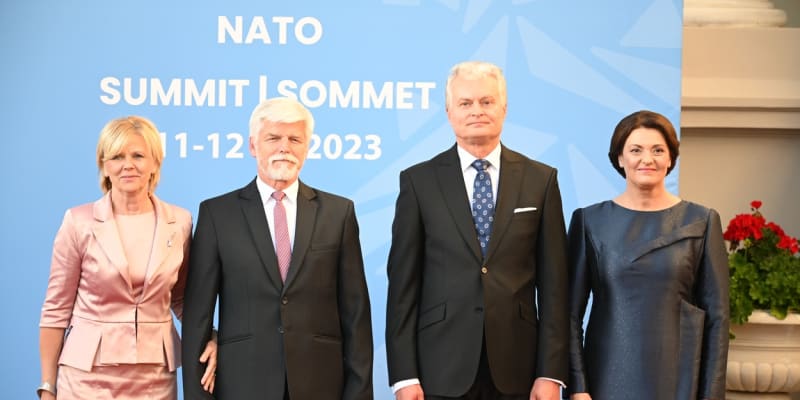Prezident Petr Pavel s manželkou se setkali na summitu NATO s litevským prezidentem Gitanas Nausėda a jeho chotí.  