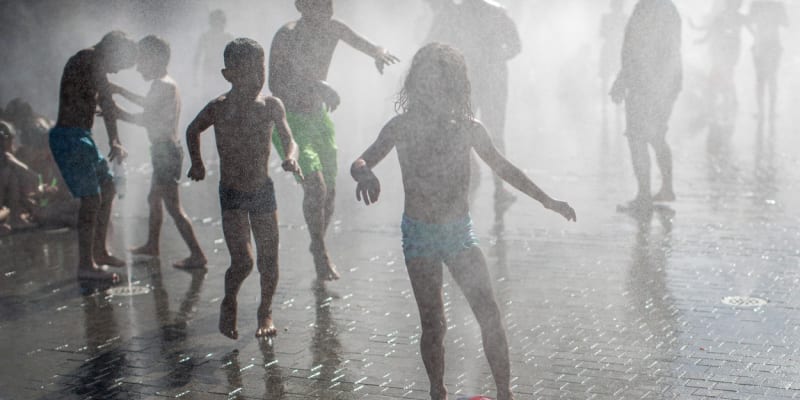 Děti v Madridu se ochlazují v městských fontánách.