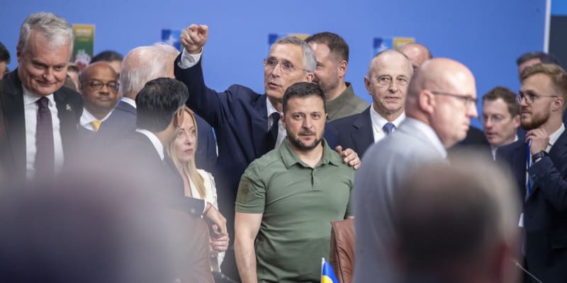 Ukrajinský prezident Volodymyr Zelenskyj mezi jinými světovými státníky na summitu NATO ve Vilniusu 12. 7. 2023.