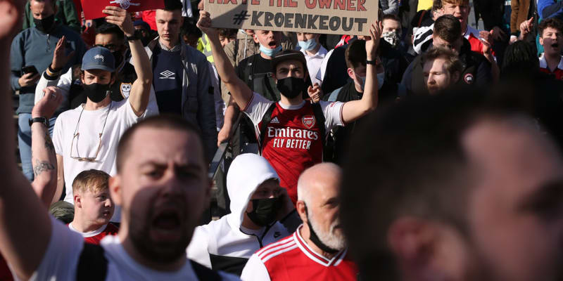 Fanoušci Arsenalu nemohou Kroenkemu odpustit zejména to, že se chtěl podílet na vzniku Evropské superligy.