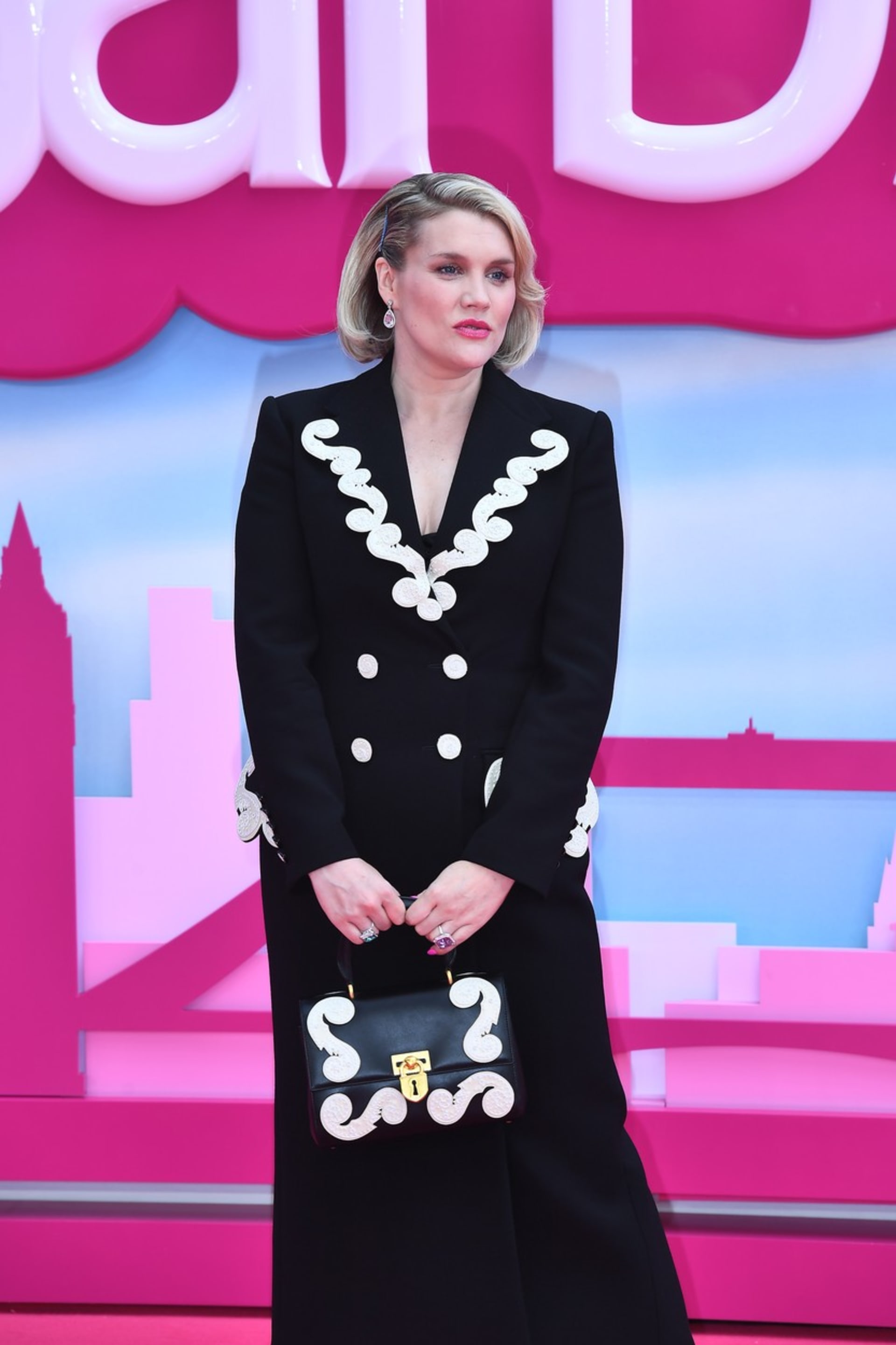 Anglická herečka Emerald Fennell vynesla černé šaty s kontrastními lemy a knoflíky a ukázala, že k Barbie se nehodí jen růžová.