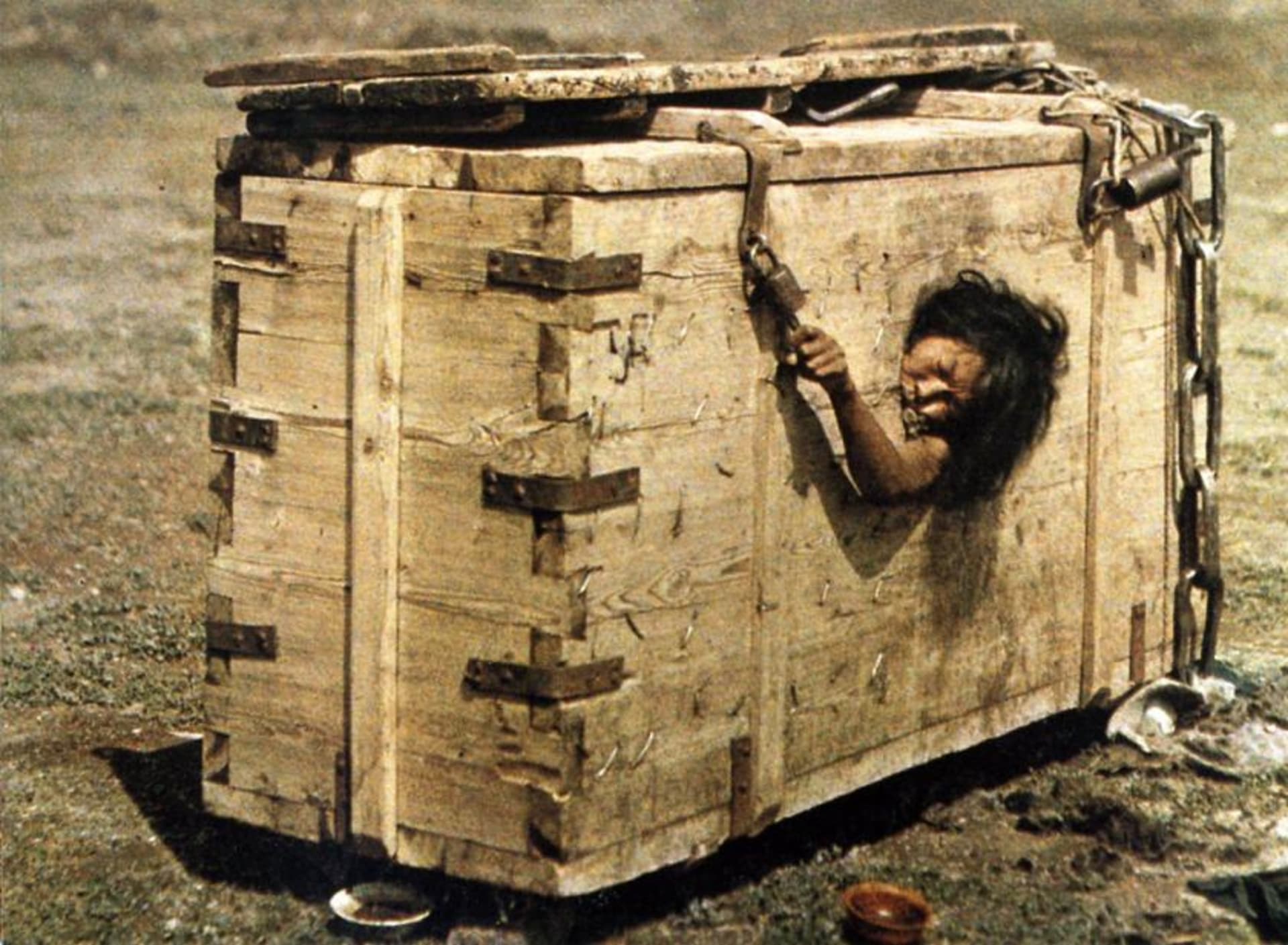 Mongolská žena zavřená v dřevěné krabici