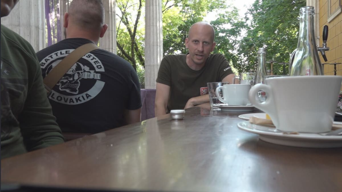 V podcastu OFF RECORD se v utajení objevili dva slovenští vojáci bojující za Ukrajinu.