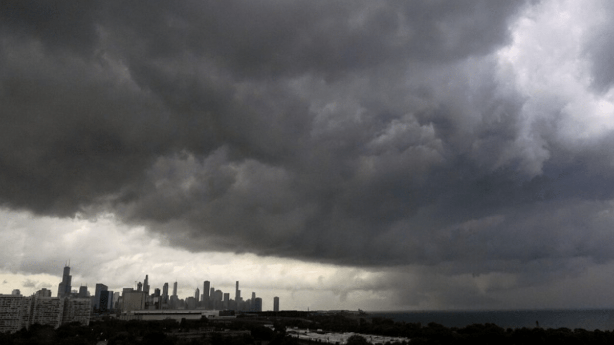 Chicago: Tornáda narušila leteckou dopravu, sirény varovaly obyvatele.
