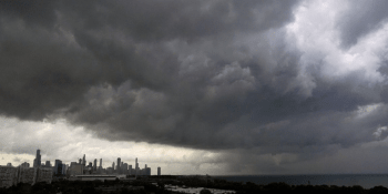 Děs nad Chicagem: Ve městě řádilo osm tornád najednou, letecká doprava zkolabovala