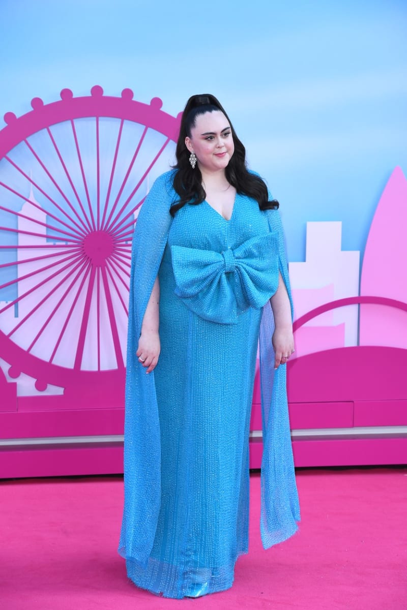 Skotská herečka Sharon Rooney si také zahrála ve filmu Barbie, na růžový koberec vynesla modré šaty s velkou mašlí.