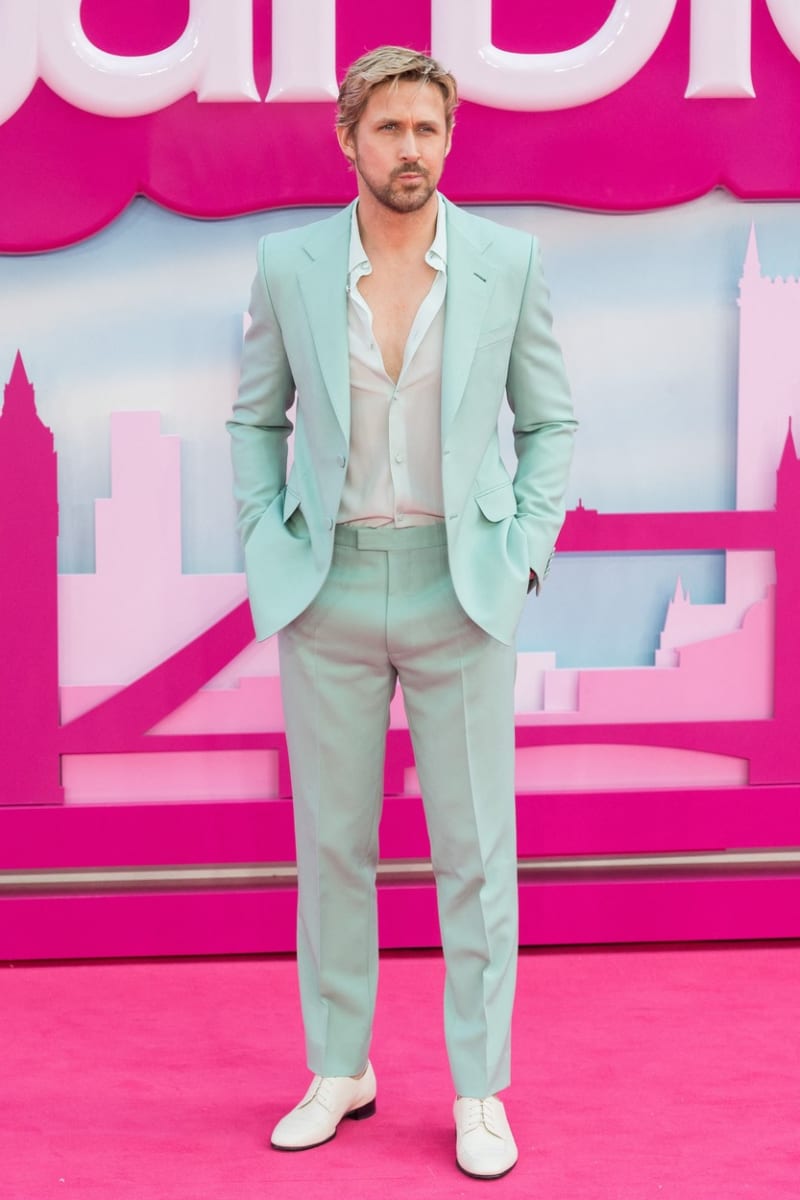 Ryan Gosling v Londýně blékl pastelový oblek a byl okouzlující.
