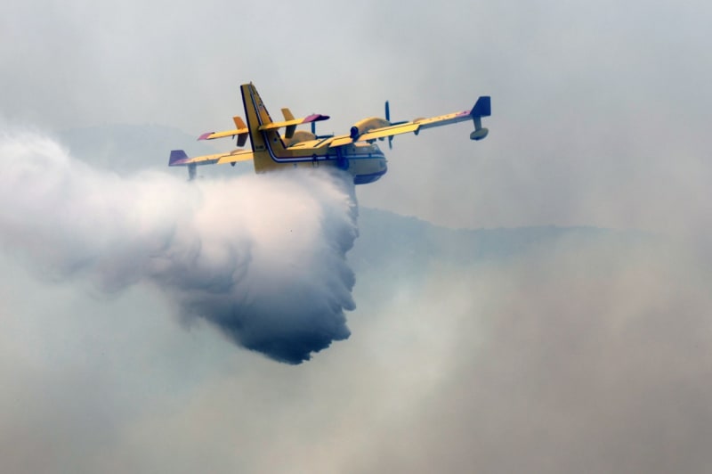 Na místě zasahovalo několik hasicích letadel Candair a Air Tractor (13. 7. 2023).