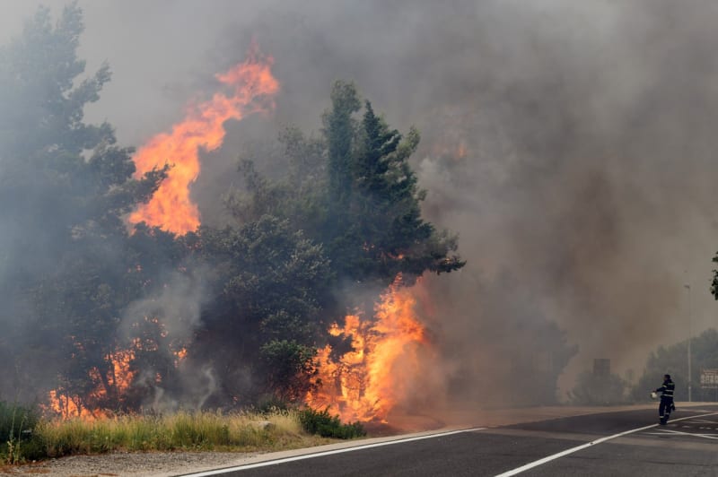 Masivní požár zaměstnával chorvatské hasiče mnoho hodin (13. 7. 2023).