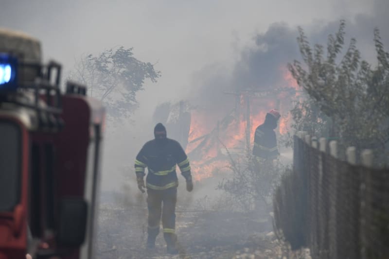 Masivní požár zaměstnával chorvatské hasiče několik hodin (13. 7. 2023).