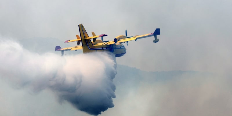 Na místě zasahovalo několik hasicích letadel Candair a Air Tractor (13. 7. 2023).