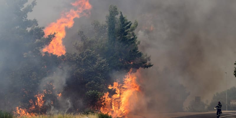 Masivní požár zaměstnával chorvatské hasiče několik hodin (13. 7. 2023).