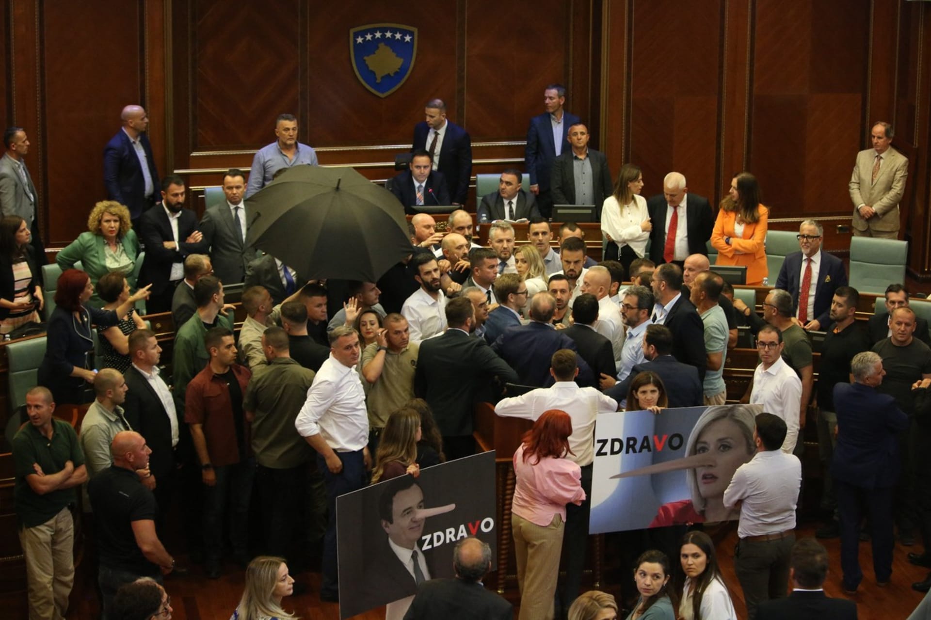 V kosovském parlamentu propukla rvačka při jednání o zmírnění napětí