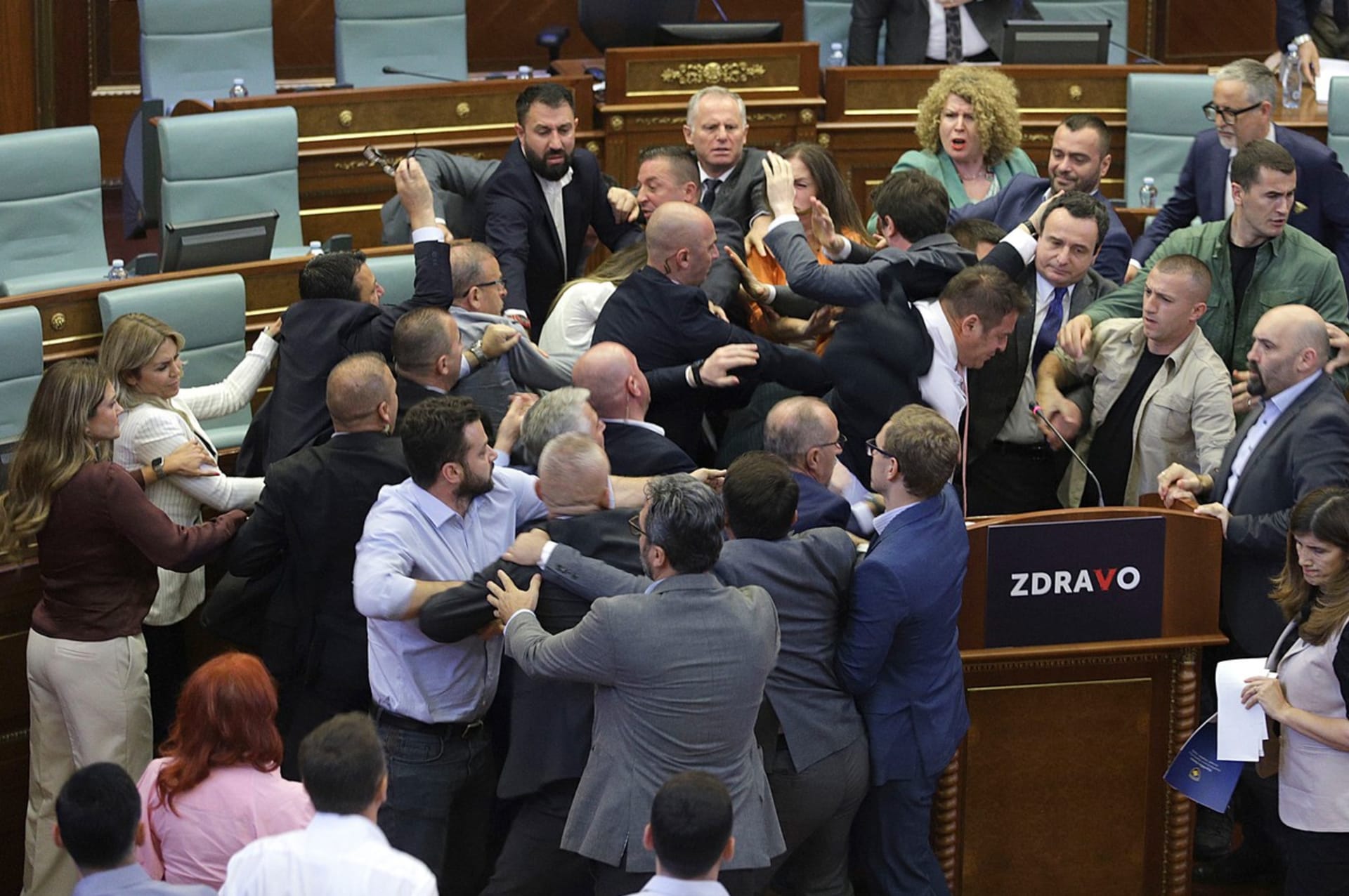 V kosovském parlamentu propukla rvačka při jednání o zmírnění napětí