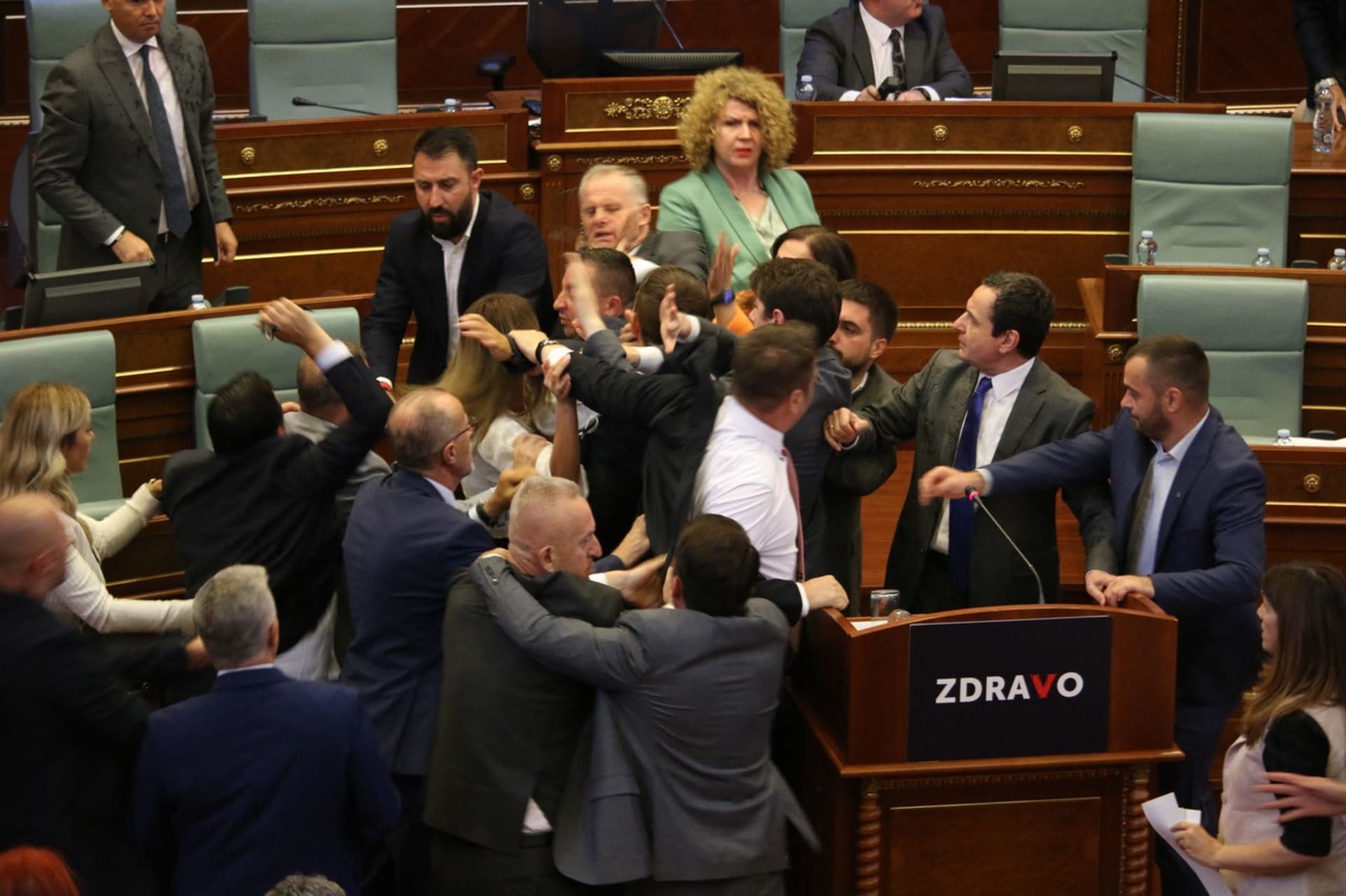 V kosovském parlamentu propukla rvačka při jednání o zmírnění napětí.