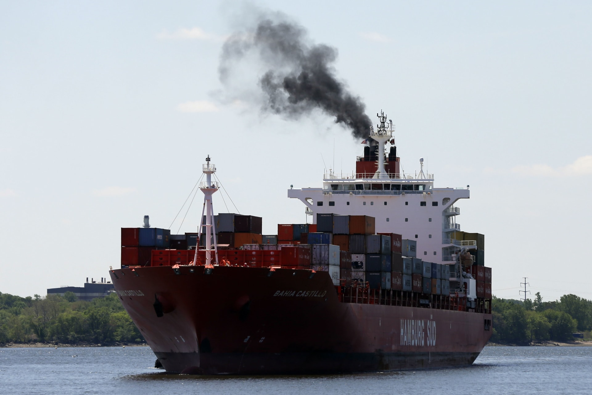 Nákladní loď vypouštějící oxid siřičitý u přístavu ve Filadelfii (ilustrační foto) 