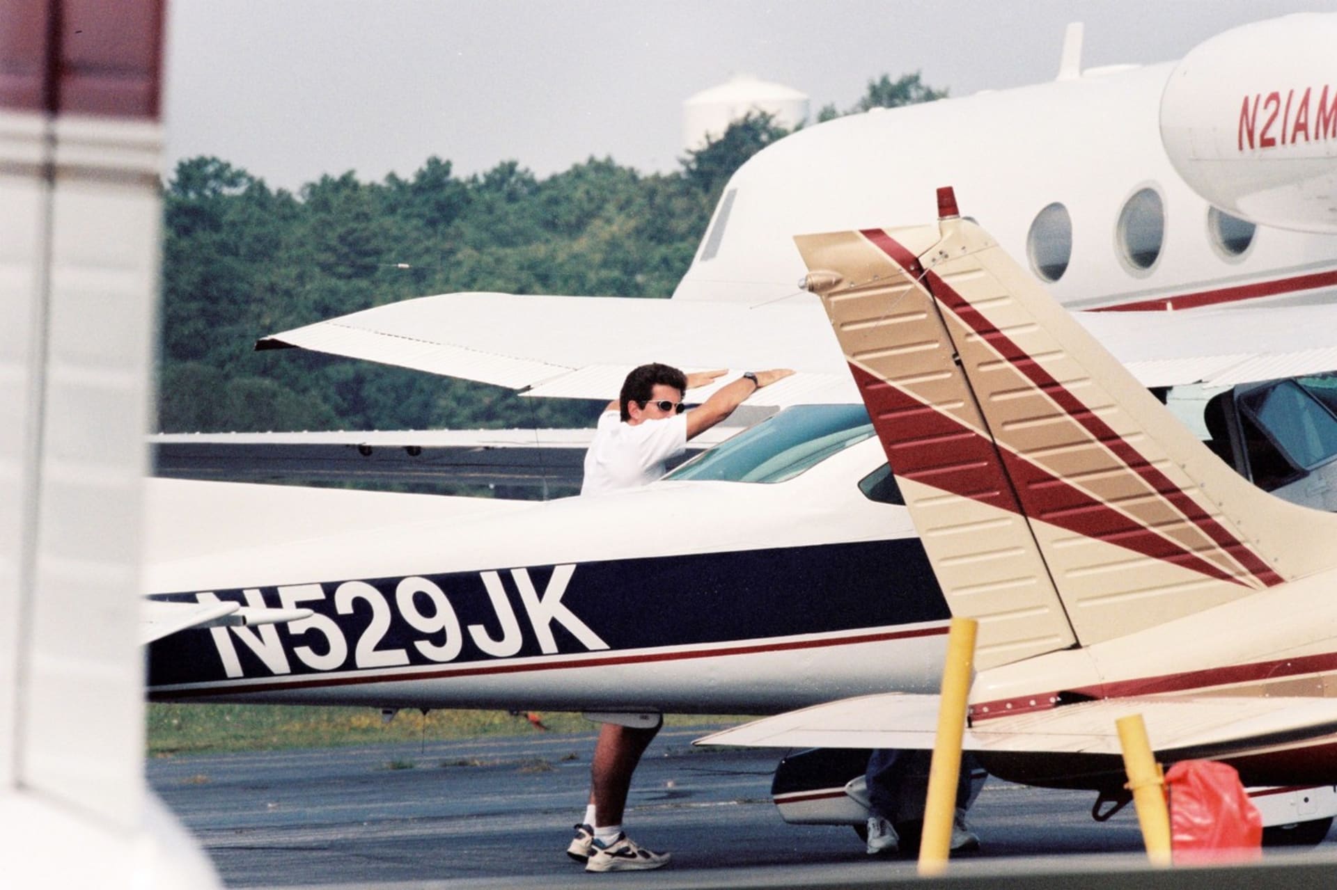 John Fitzgerald Kennedy mladší kontroluje svoje letadlo na Cape Cod 