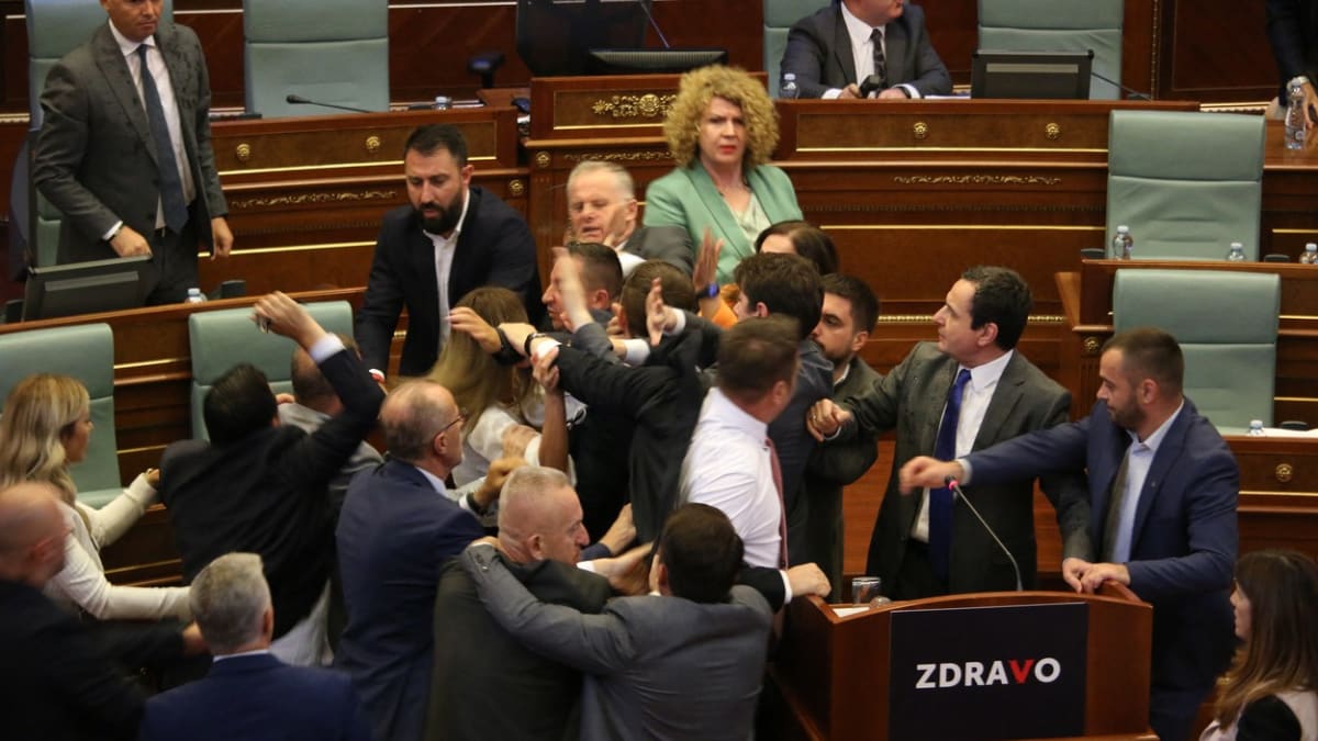 V kosovském parlamentu propukla rvačka při jednání o zmírnění napětí.