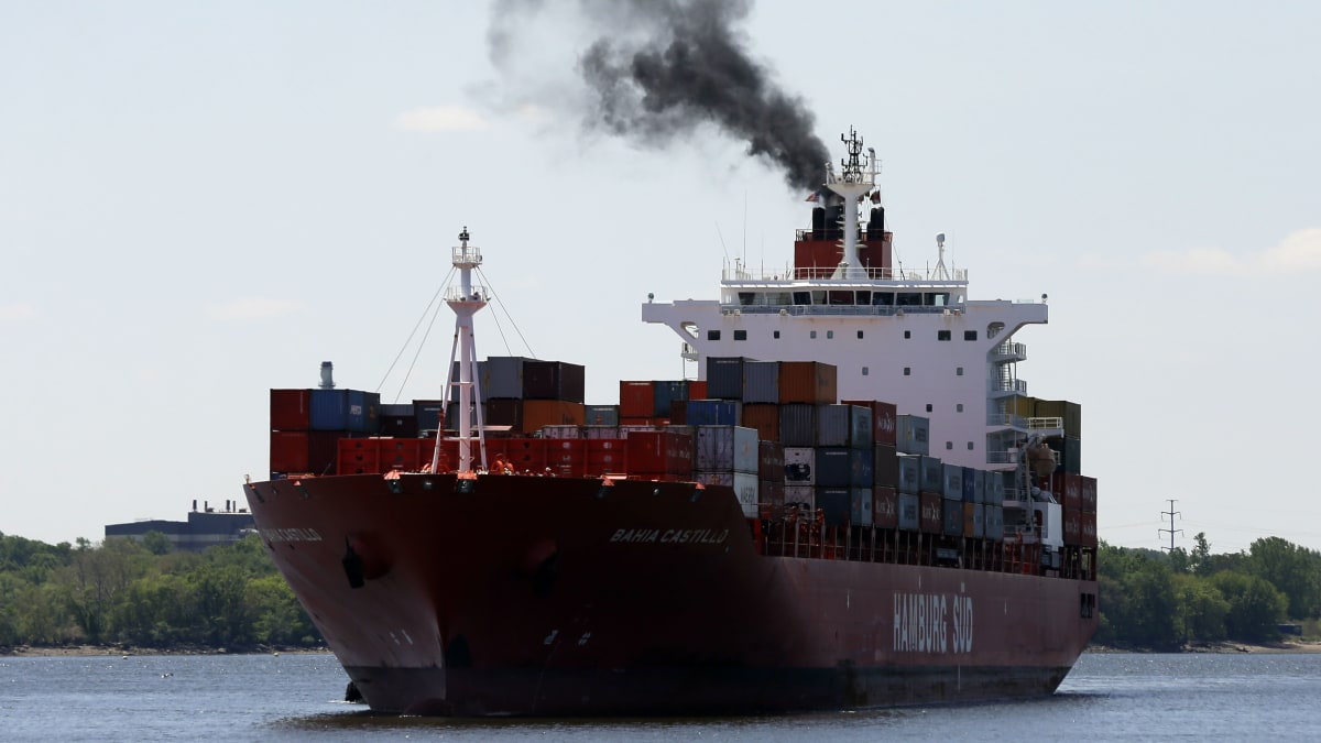 Nákladní loď vypouštějící oxid siřičitý u přístavu ve Filadelfii (ilustrační foto) 
