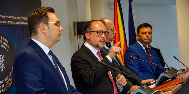 Ministři zahraničí zemí S3 Jan Lipavský z Česka, Alexander Schallenberg z Rakouska a Miroslav Wlachovský ze Slovenska společně se svým severomakedonským protějškem Bujarem Osmanim.