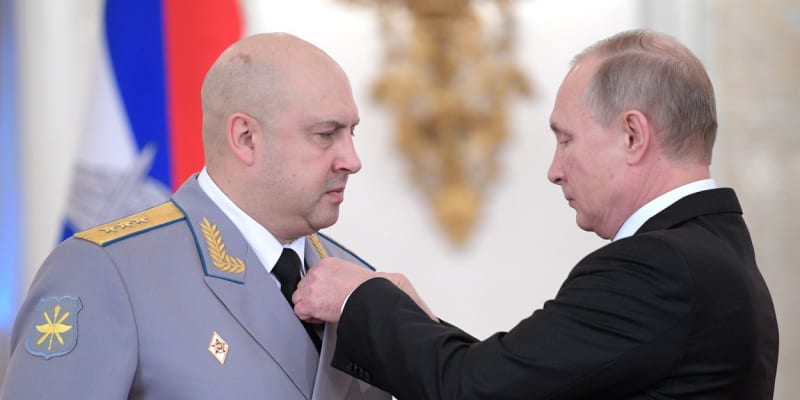 Ruský prezident Vladimir Putin a jeho generál Sergej Surovikin