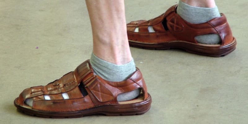 Ponožky v sandálech je potřeba vždy dobře sladit s celkovým outfitem.