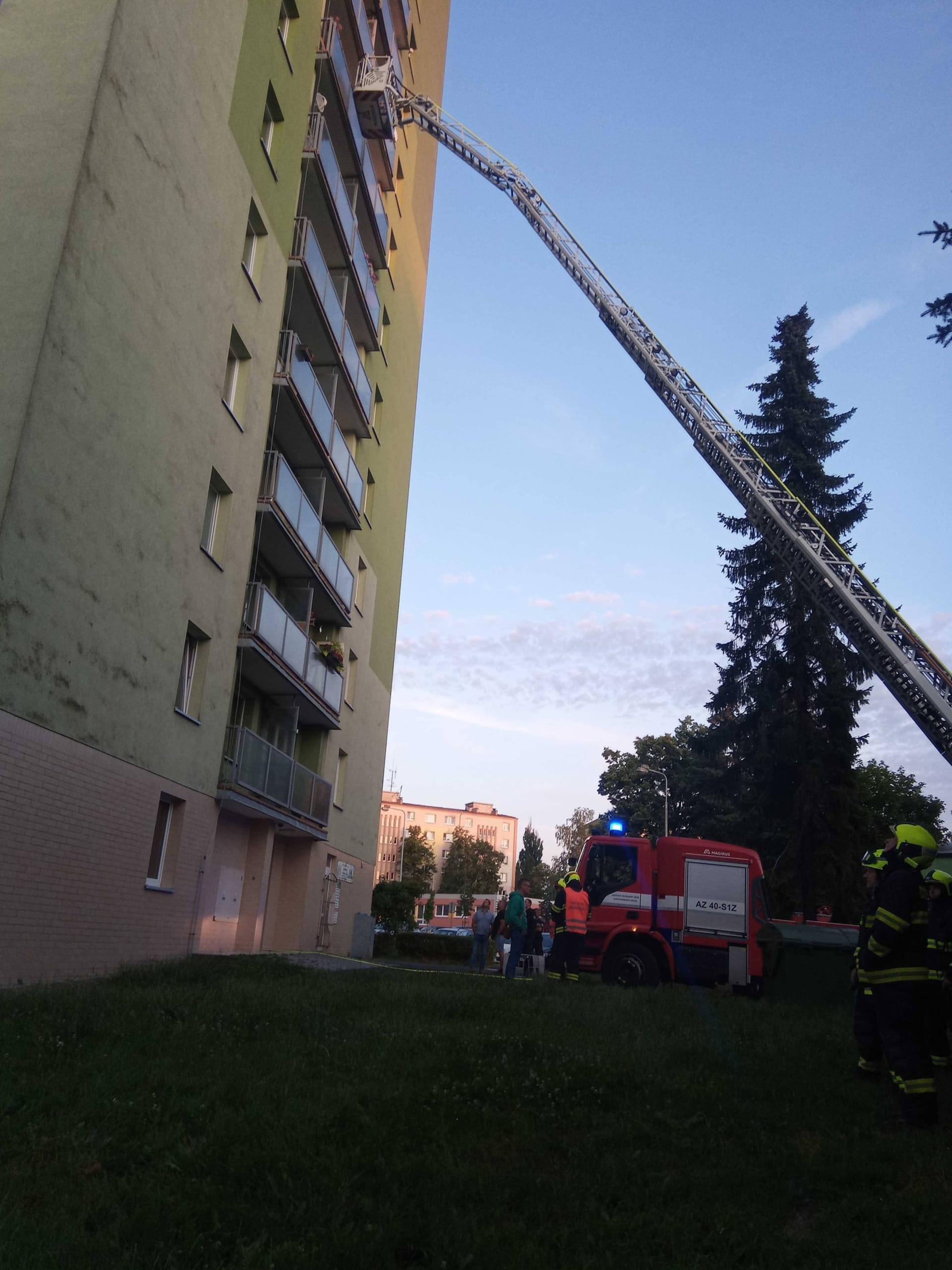 Hasiči v sobotu ráno zasahovali u požáru bytu v osmém patře. Muže zachránil přivolaný policista