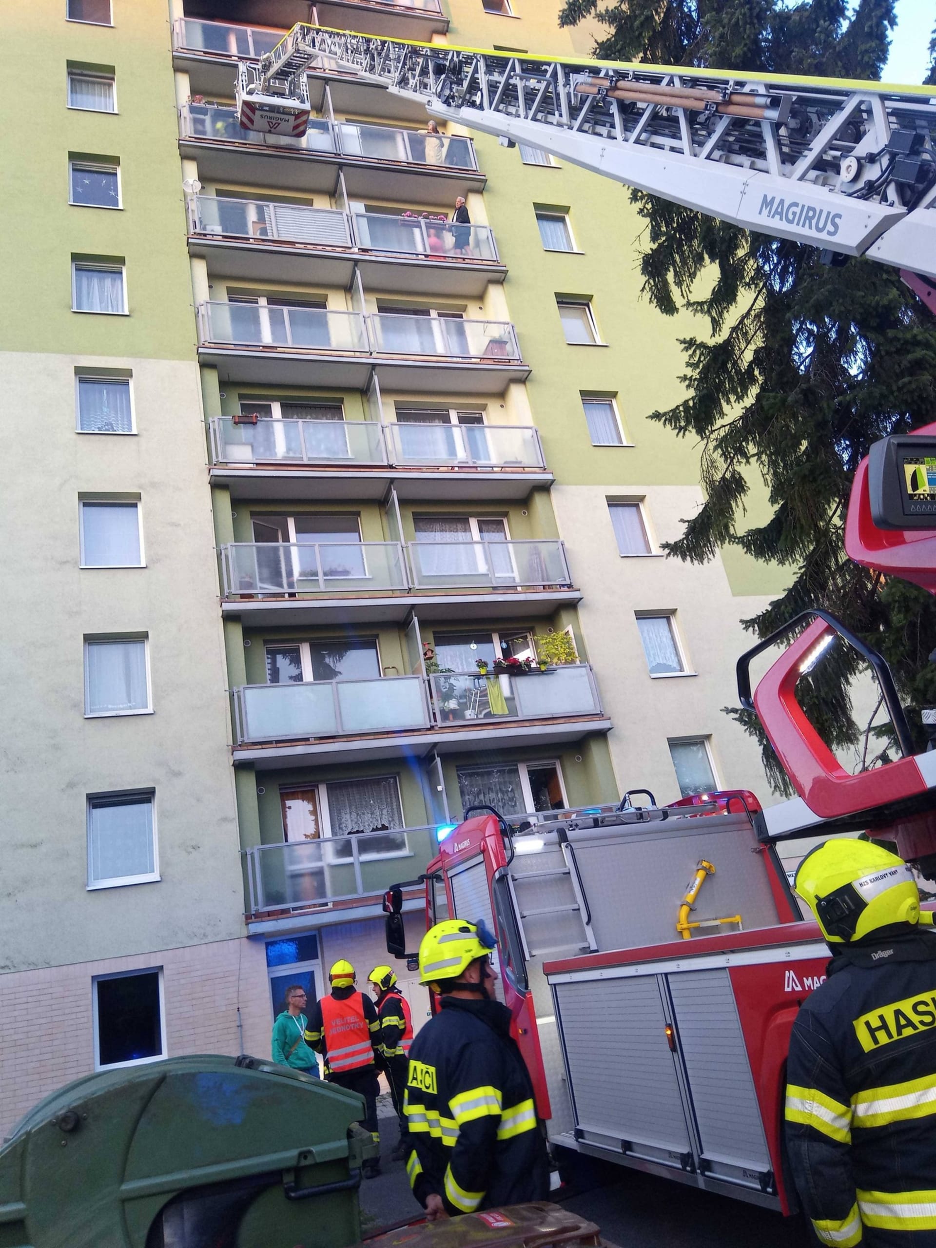 Hasiči v sobotu ráno zasahovali u požáru bytu v osmém patře. Muže zachránil přivolaný policista