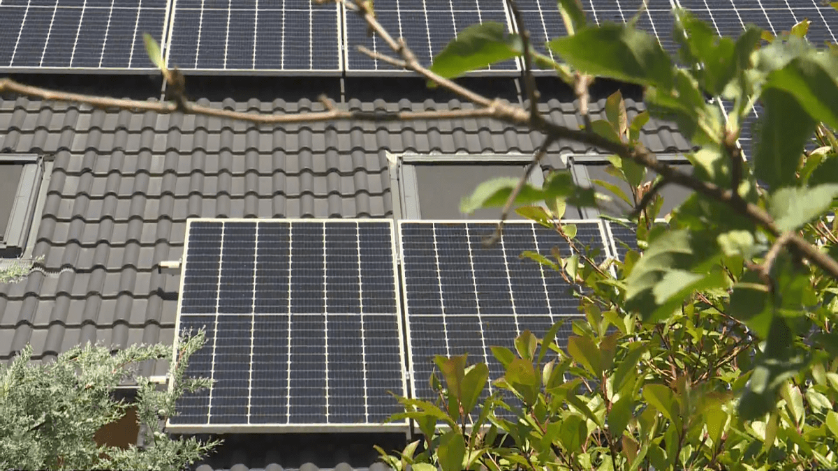 Solární panely instalované na střeše budovy