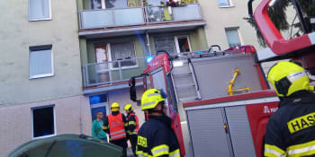Chvíle od tragédie: Policista přelezl balkon v osmém patře, aby uhasil oheň. Hrdina, chválí lidé