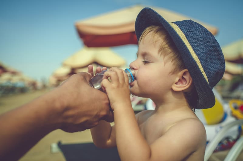 Nikdy nepodceňujte pitný režim, nuťte děti i sebe pravidelně pít, i když nemáte velkou žízeň.