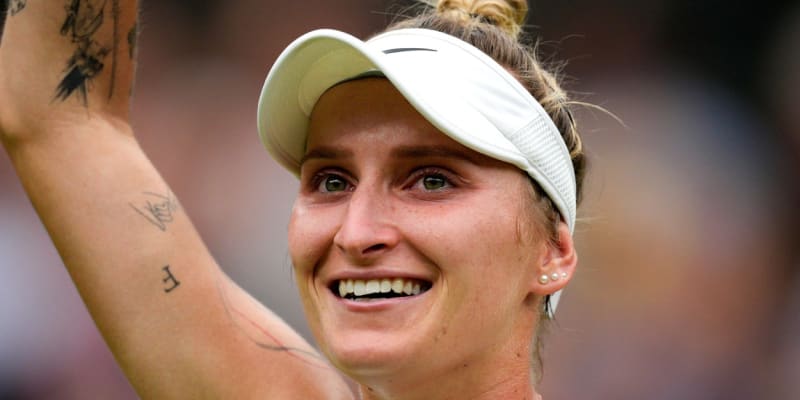 Markéta Vondroušová slaví vítězství ve finále ženské dvouhry na tenisovém mistrovství Wimbledonu.