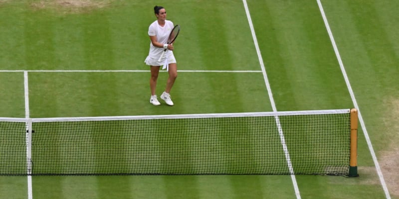 Markéta Vondroušová slaví vítězství ve finále ženské dvouhry na tenisovém mistrovství Wimbledonu.