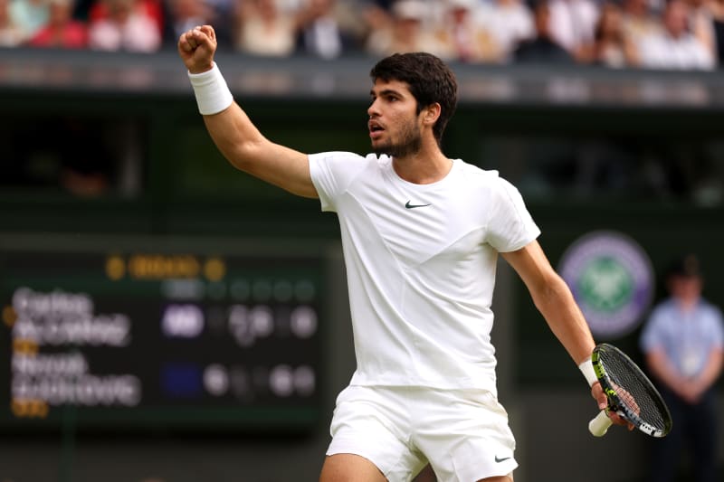 Carlos Alcaraz slaví triumf ve Wimbledonu.
