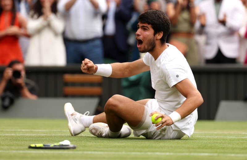 Carlos Alcaraz slaví triumf ve Wimbledonu.
