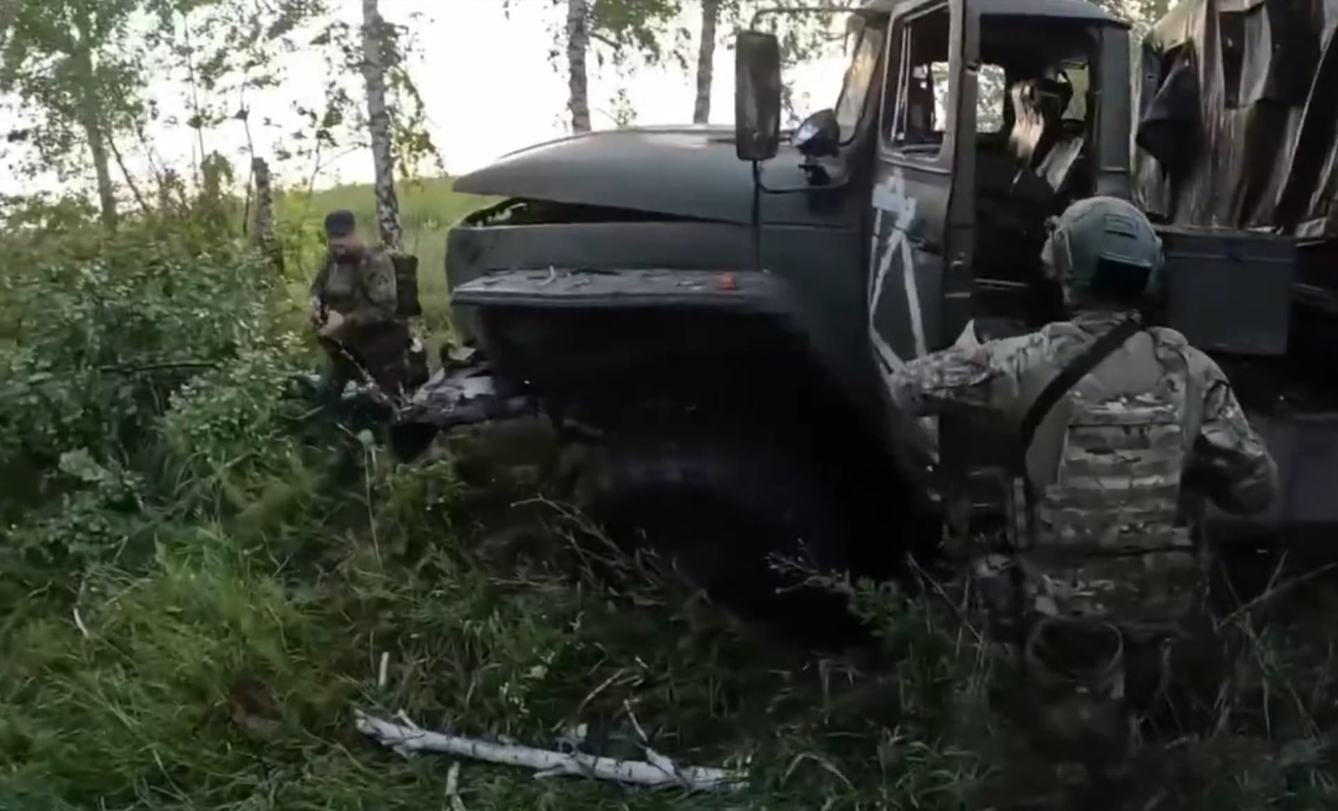 Čečenci, kteří bojují na straně Ukrajiny, vyběhli zpoza křoví a přepadli ruský vojenský transportní vůz.
