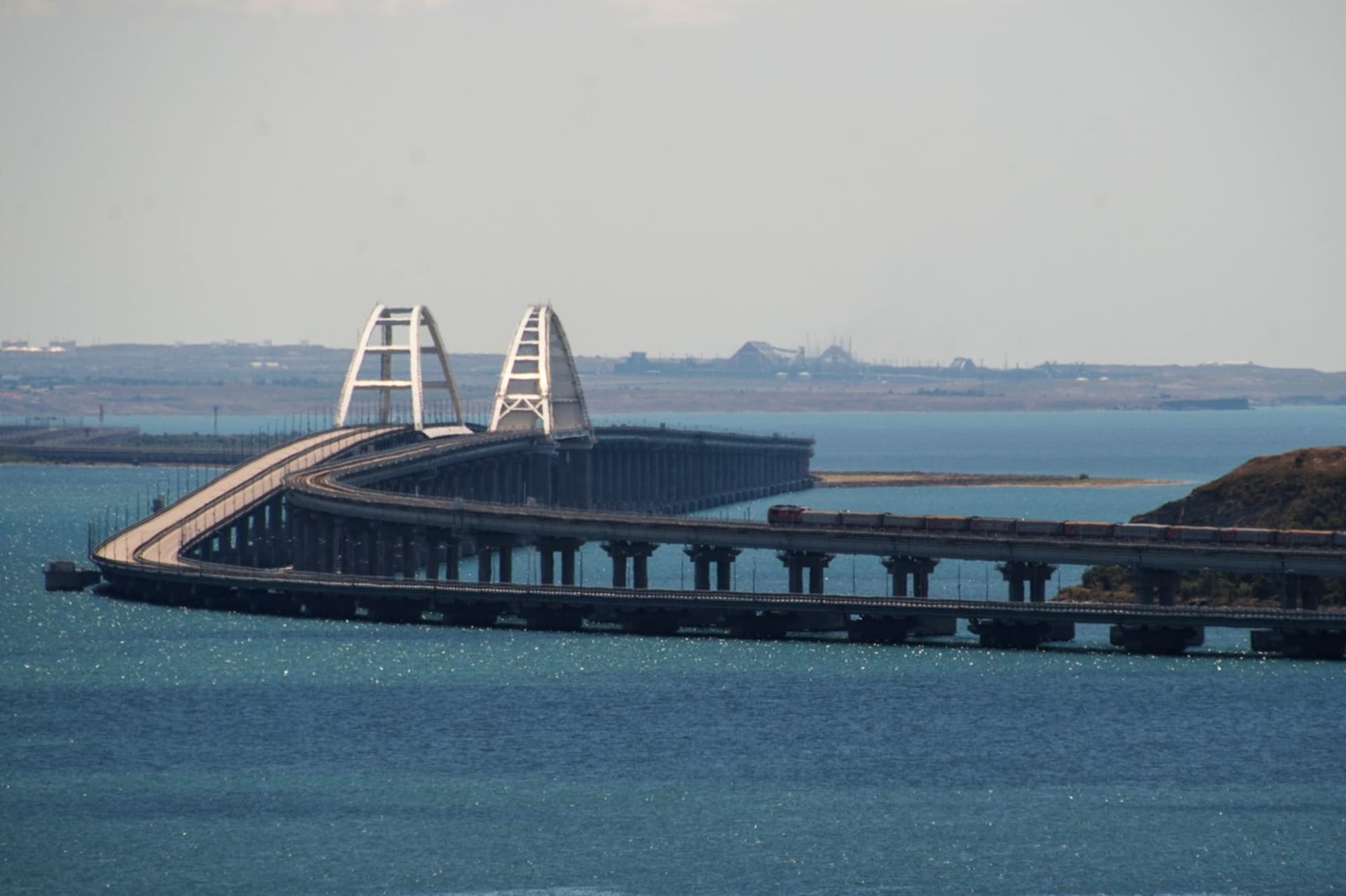 Krymský most je nejdelší v Evropě. Námořní lodě pod ním proplouvají díky dvěma 35 metrů vysokým obloukům.
