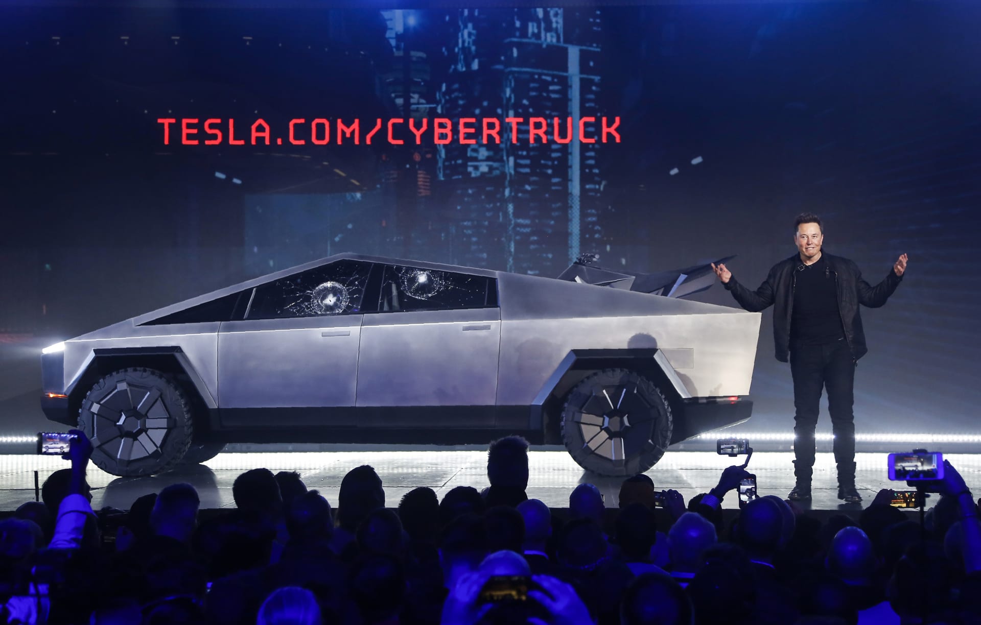 Šéf Tesly Elon Musk při premiéře prototypu Cybertruck v roce 2019.