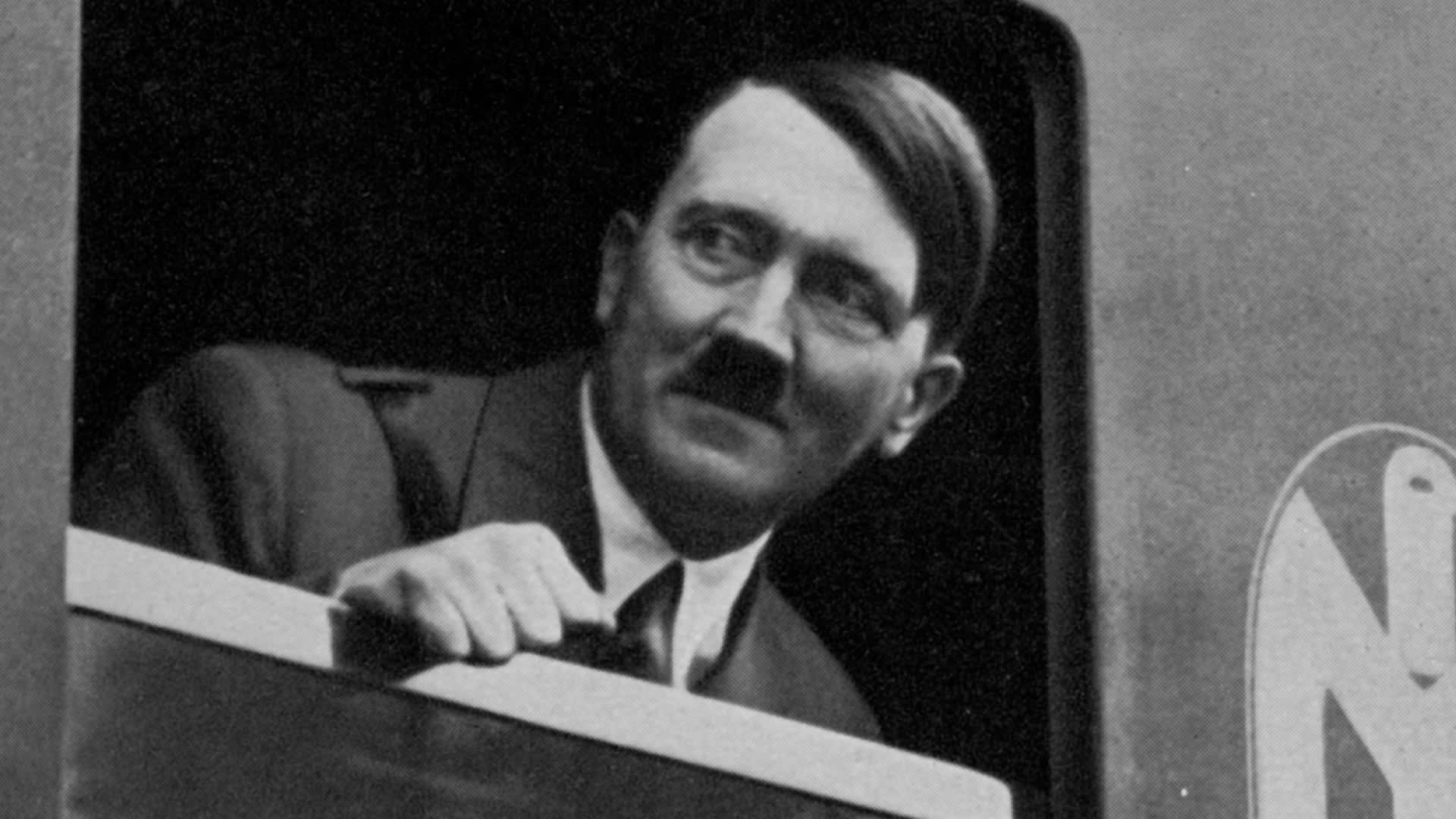 Hitler vykukující z okénka vlaku