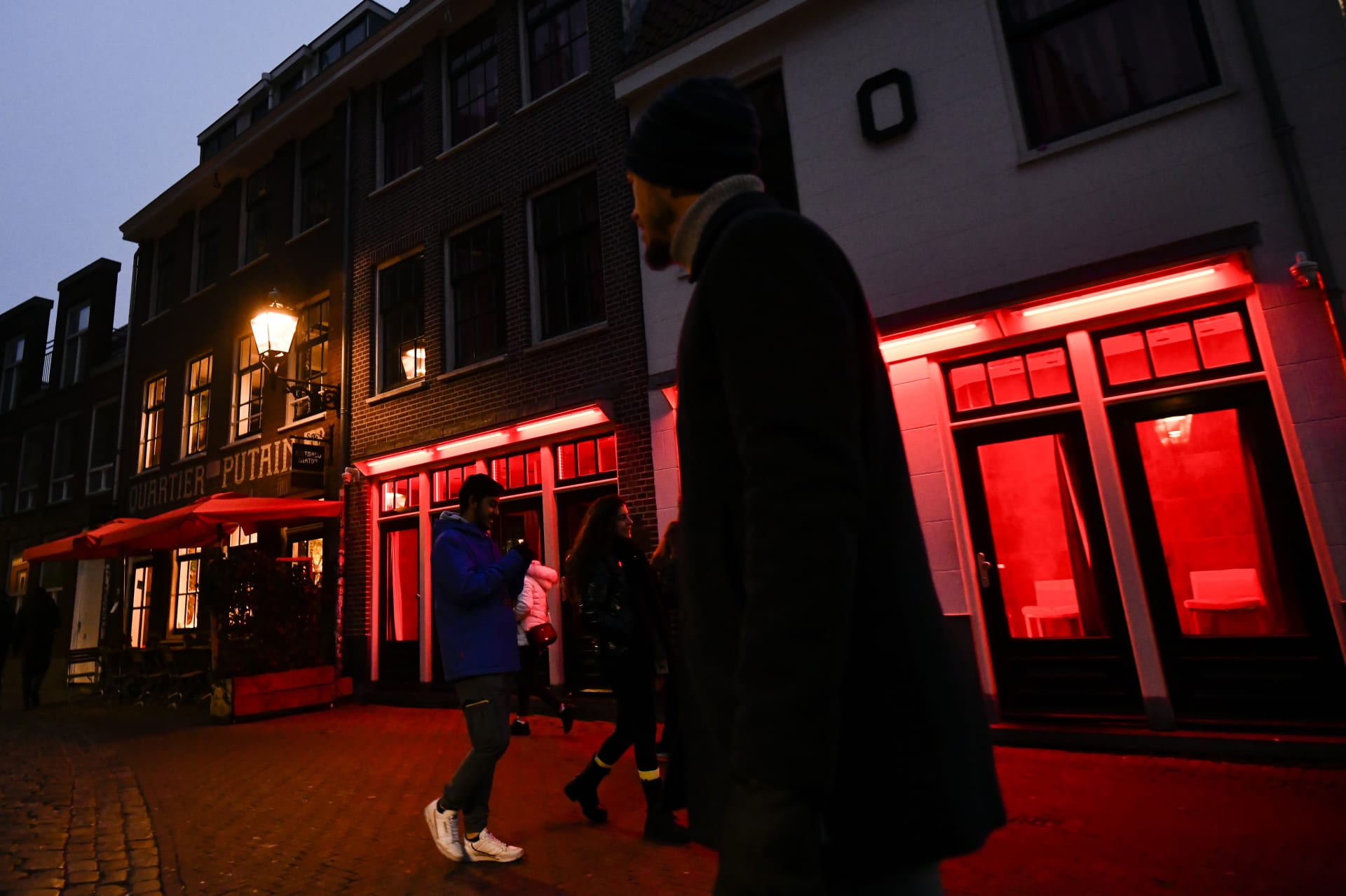 Proslulá amsterdamská Čtvrť červených luceren