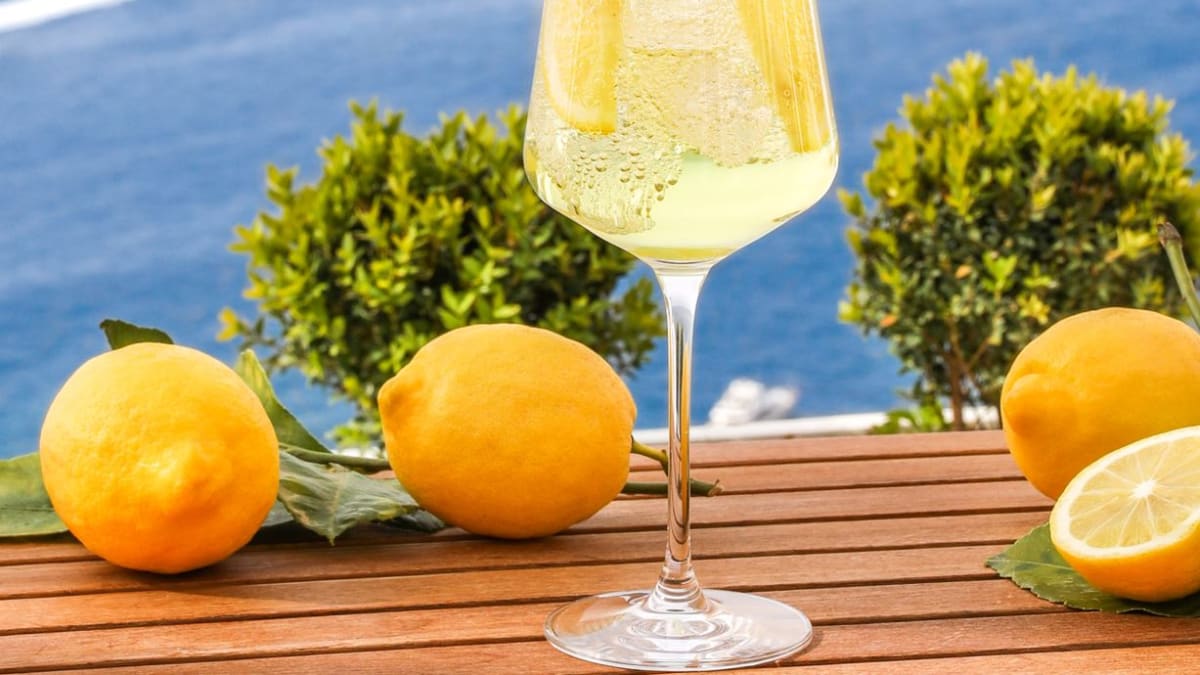 Limoncello Spritz – osvěžující koktejl s citronovým likérem