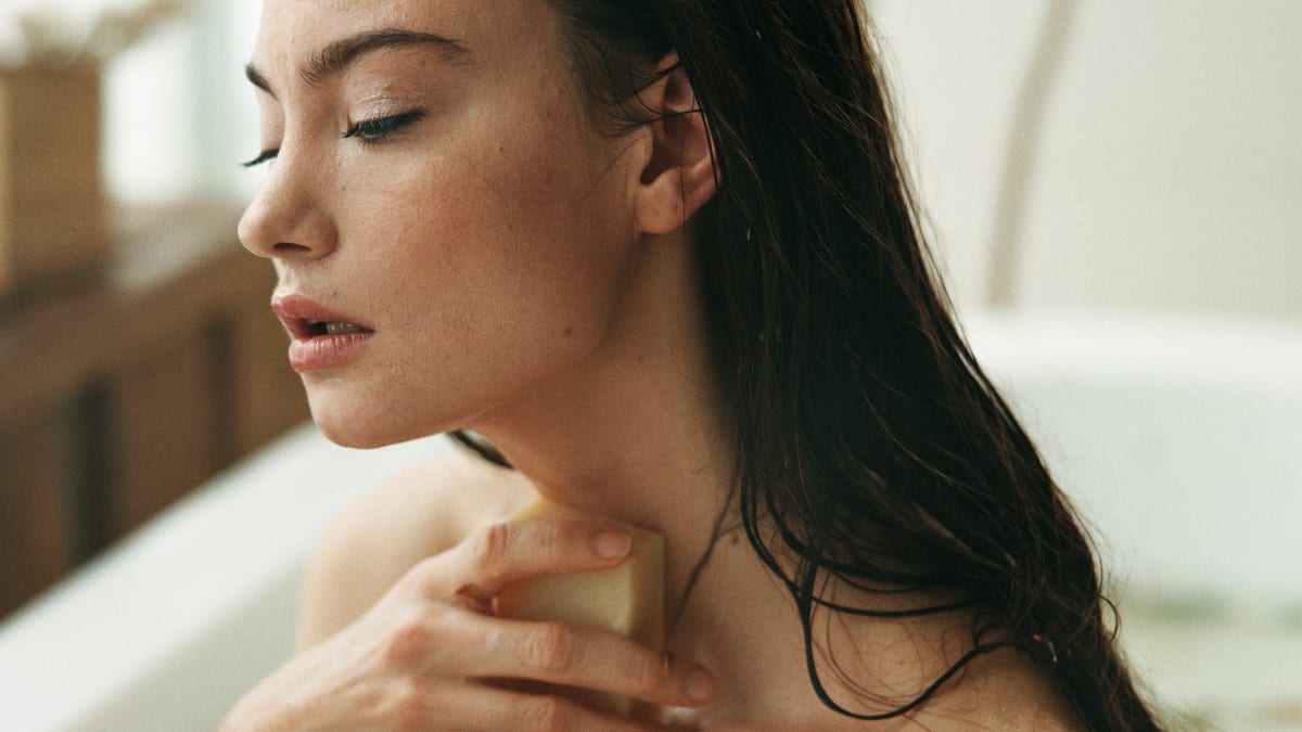 Kvalitní mýdlo rozhodně není jen podpůrným čisticím přípravkem, ale obsahuje i množství látek, které mimořádně prospívají zdraví pokožky a vylepšují její vlastnosti.