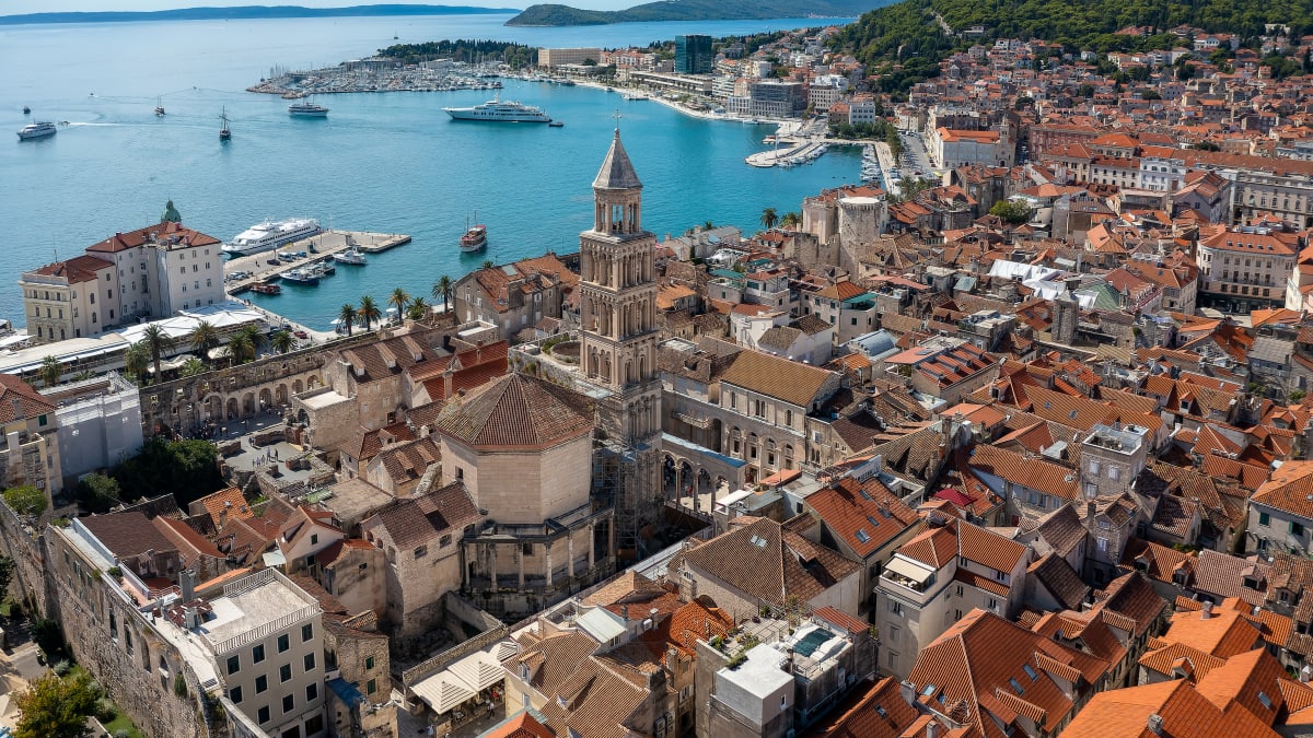 Turisticky oblíbené chorvatské město Split.