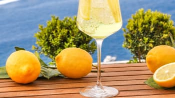 Limoncello Spritz – osvěžující koktejl s citronovým likérem