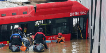 Ničivé povodně v Koreji: Lidé umírali i v zaplavaném tunelu. Úřady čelí ostré kritice
