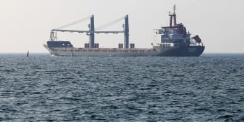 Britské letectvo chrání lodě převážející ukrajinské obilí, tvrdí deník. Působí nad Černým mořem