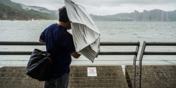 Japonsko děsí tajfun Lan. Dopravci ruší lety, zastaví se i rychlovlaky šinkanzen