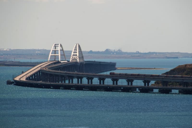 Krymský most je nejdelší v Evropě. Námořní lodě pod ním podplouvají díky dvěma 35 metrů vysokým obloukům.